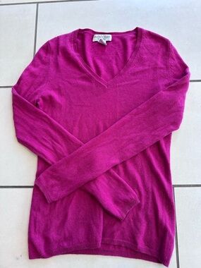 Andre Oliver Cashmere Women's V-Neck Sweater in Fuchsia